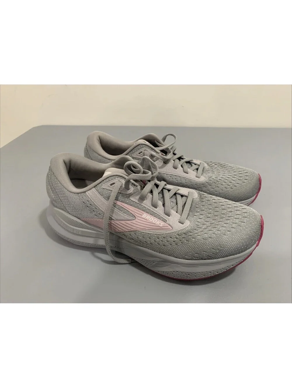 Brooks Women's Gray Light Pink Adrenaline GTS 24 Running Sneakers SIZE 8.5